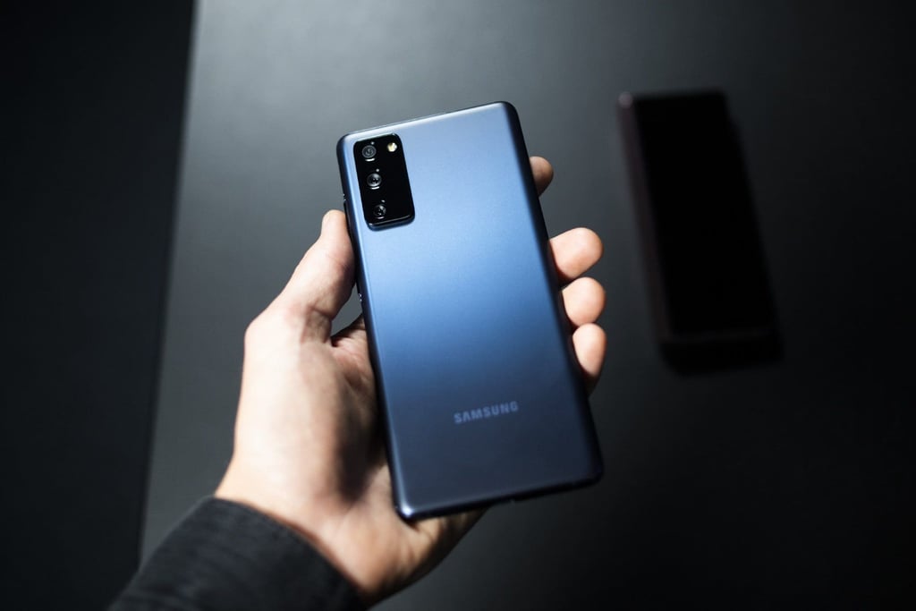 Eldre Samsung-mobiltelefon i hånden