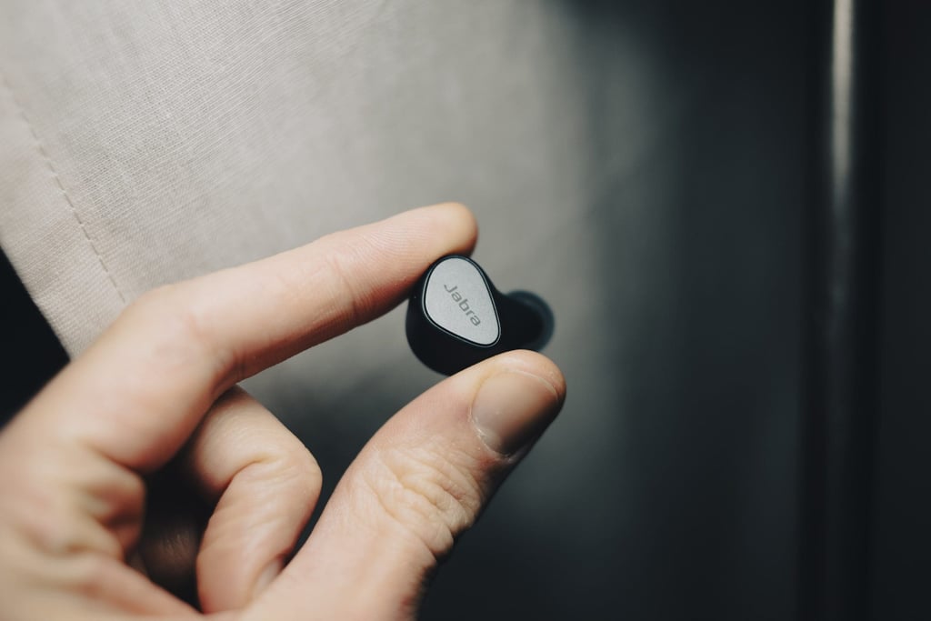 Jabra Elite 4 i etuiet