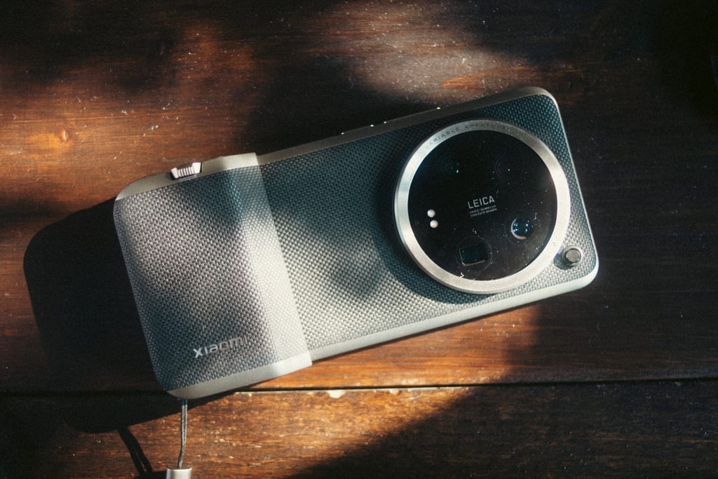 Xiaomi 14 Ultra med kameradeksel og filterfatning