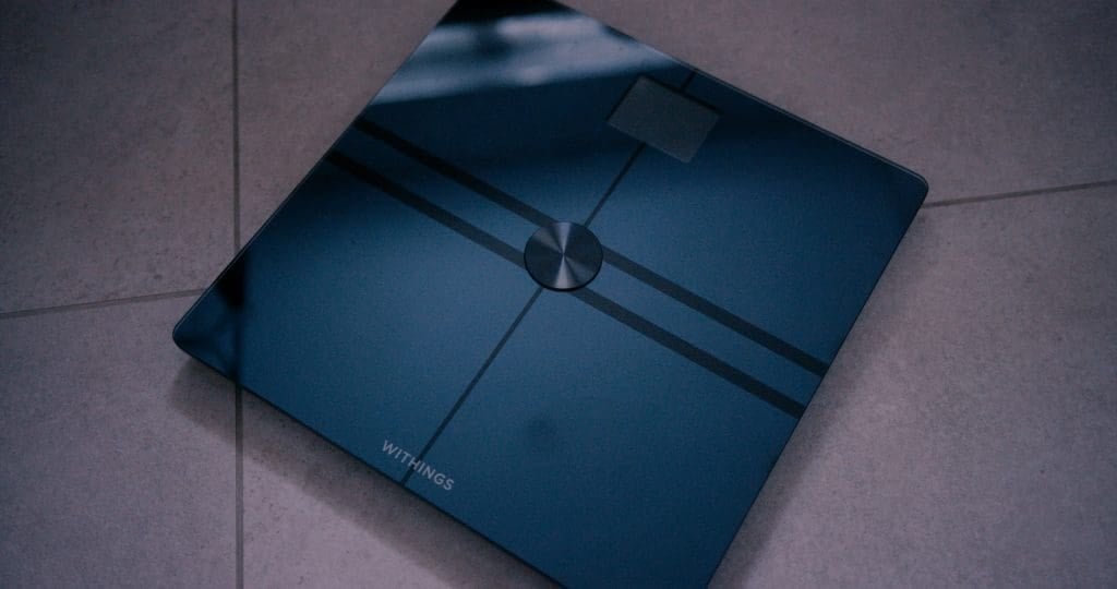 Withings Body Comp smartvekt på badegulvet