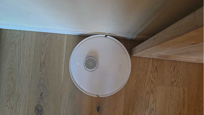 Robotstøvsuger løfter moppen over et teppe