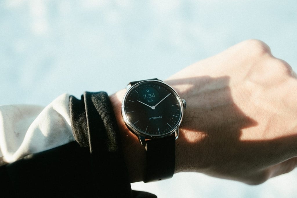 Den lekreste smartklokken er analog: Slik velger du en hybrid helseklokke