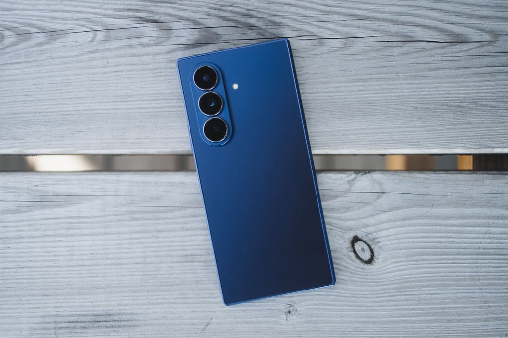 Galaxy Z Fold7 lukket ser ut som en vanlig telefon
