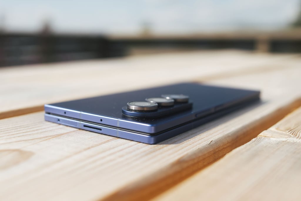 Galaxy Z Fold7 sett fra siden viser hvor tynn den er