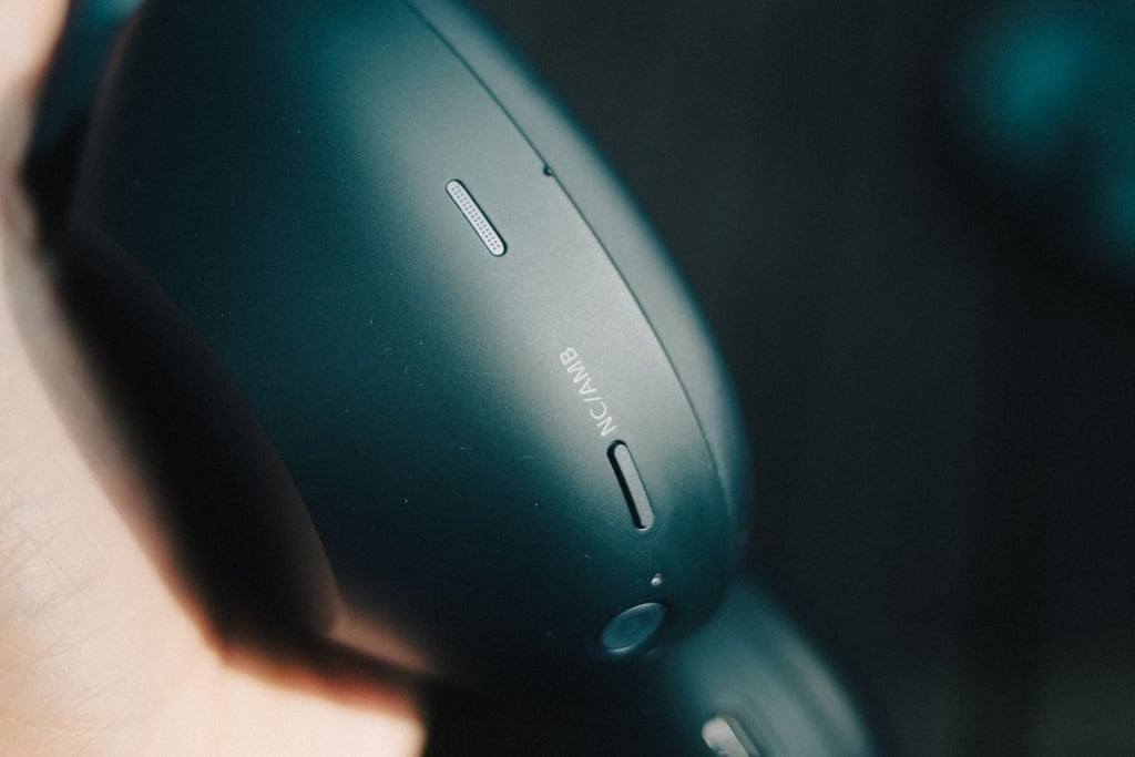 Sony WH-1000XM6 med støykansellering