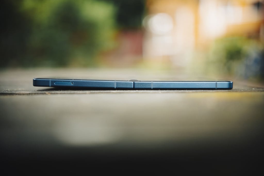 Galaxy Z Flip7 ligger nesten flatt på et bord