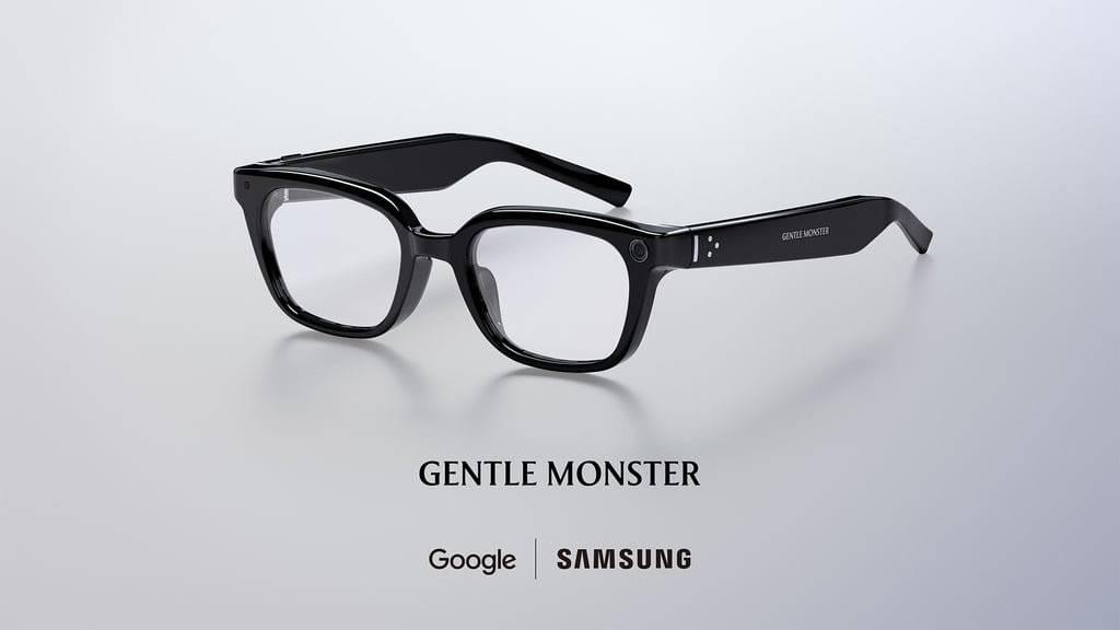 Mann med sort Gentle Monster-utgave av Samsungs smarte briller, close-up
