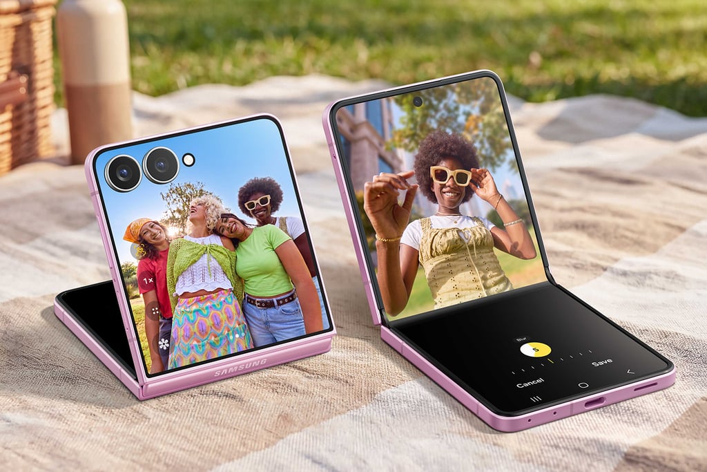 Samsung Galaxy Z Flip8 halvt sammenslått, brukt til håndfri selfie med FlexCam