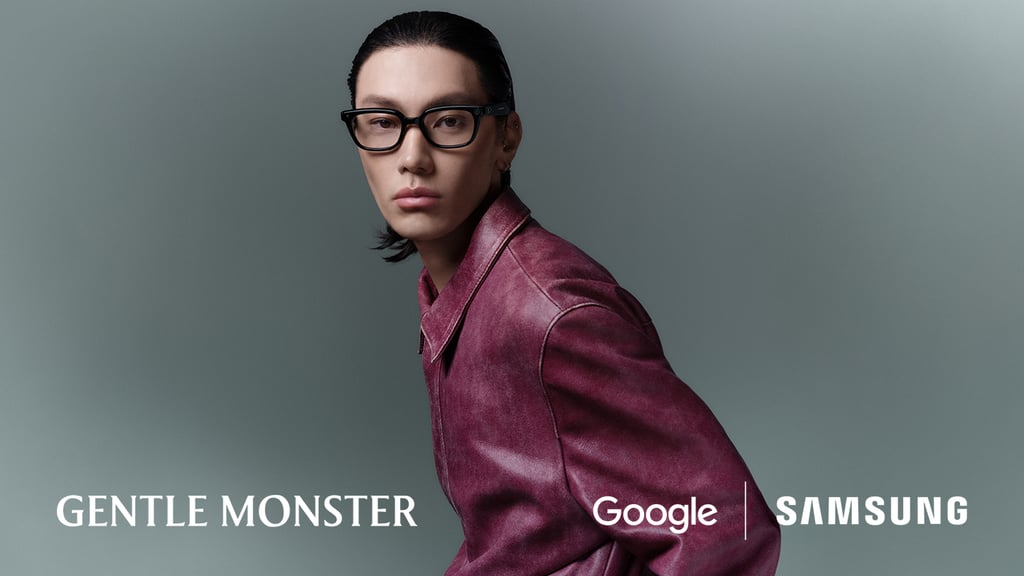 Mann i vinrød skinnjakke med den sorte Gentle Monster-utgaven av Samsungs smarte briller