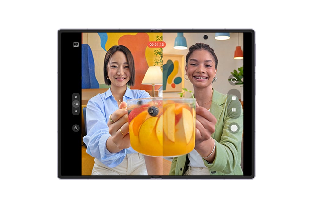 Samsung Galaxy Z Fold8 brukt til dobbeltopptak med front- og bakkamera samtidig