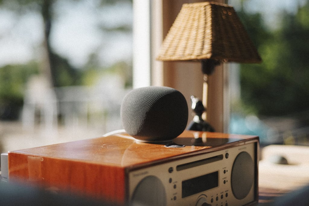 Google Home Speaker på et bord