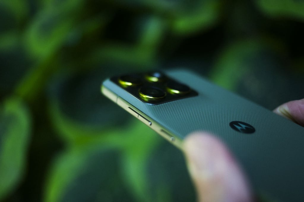 Baksiden av Motorola Edge 70 i Pantone Bronze Green