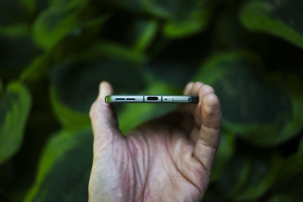 Underkanten av Motorola Edge 70 – USB-C-port, høyttaler og mikrofon