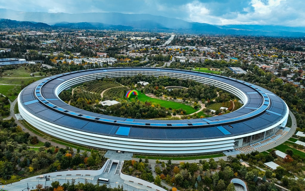 Apple Park sett ovenfra, den sirkelformede hovedkvarterbygningen i Cupertino
