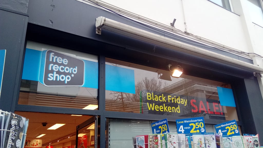 Butikkvindu med store Black Friday Weekend-plakater