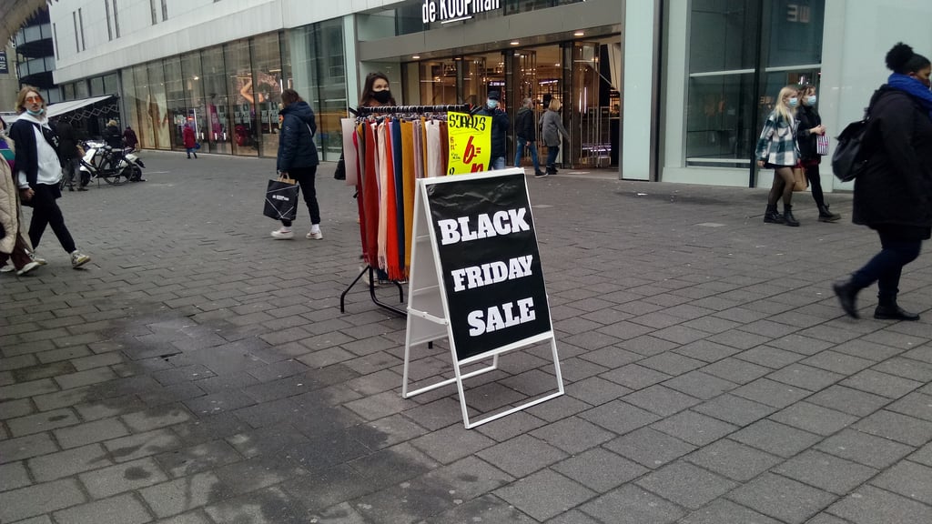 Et stort Black Friday-skilt i vinduet til en liten butikk