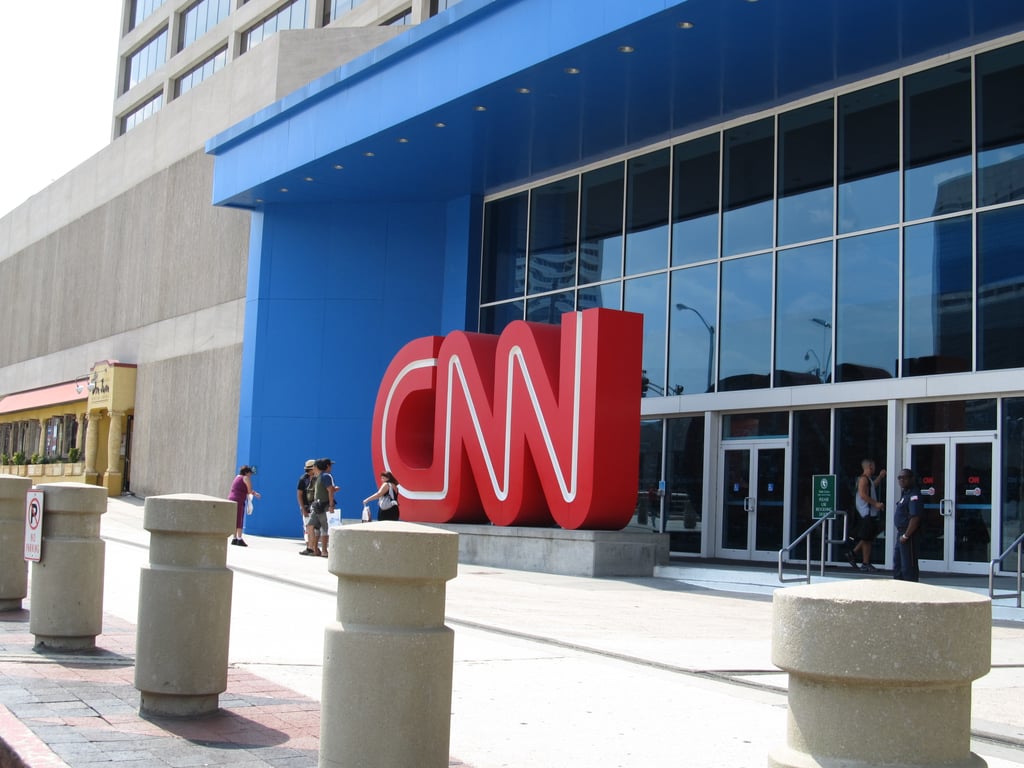 Rød CNN-logo foran glassinngangen til CNN Center i Atlanta