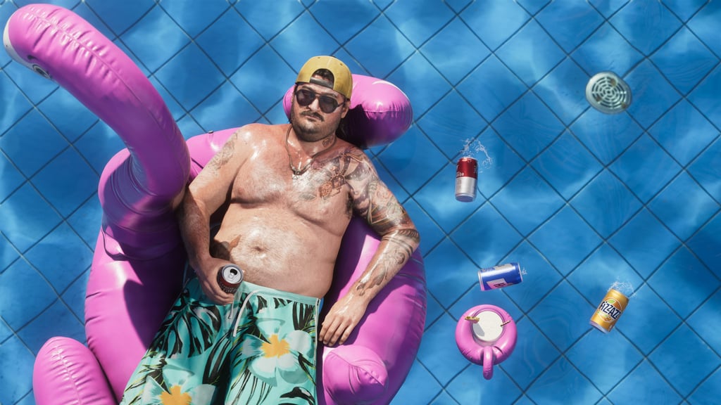 Mann med caps og solbriller flyter på en rosa flamingo i et basseng