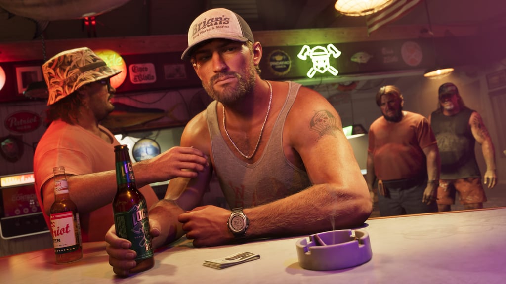 Jason Duval sitter ved en bardisk med caps og singlet