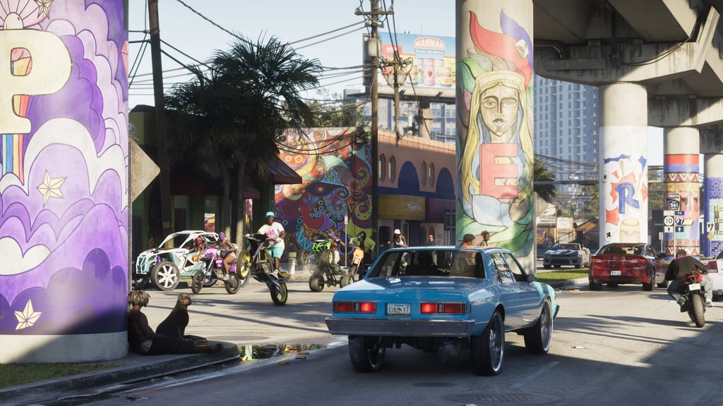 Gatebilde fra Vice City under en motorvei, med veggmalerier, mopeder og en lyseblå bil