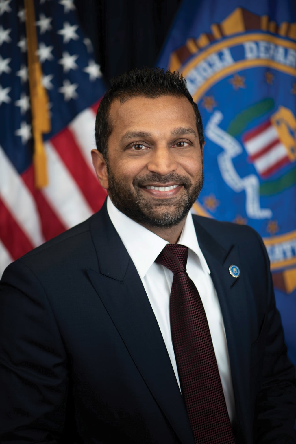 FBI-direktør Kash Patel i offisielt portrett foran det amerikanske flagget