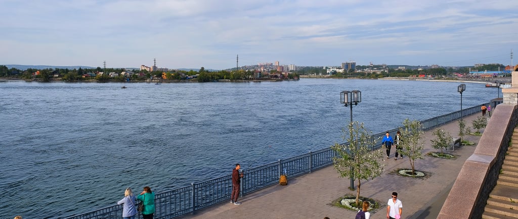Elven Angara og bebyggelsen i Irkutsk fotografert i september 2025
