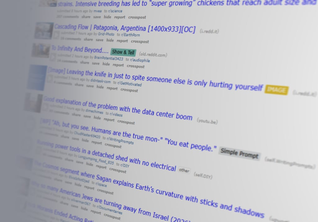 Skrå nærbilde av old.reddit sin lenkeliste med blå titler, undersider og kommentarlenker