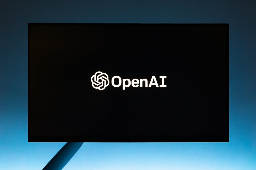 OpenAI-logoen vist på en dataskjerm mot blå bakgrunn