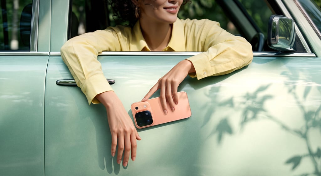 Kvinne lener seg ut av et grønt bilvindu med en oransje Oppo Find X10 i hånden
