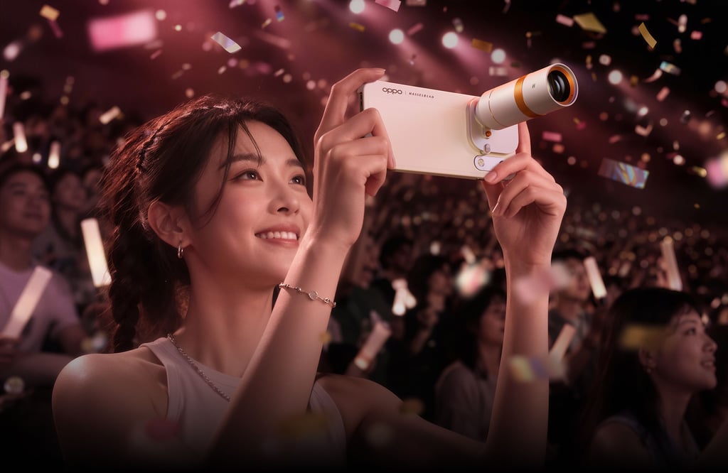 Kvinne på konsert filmer med en hvit Oppo Find X10 Pro Max med Hasselblad-telekonverter