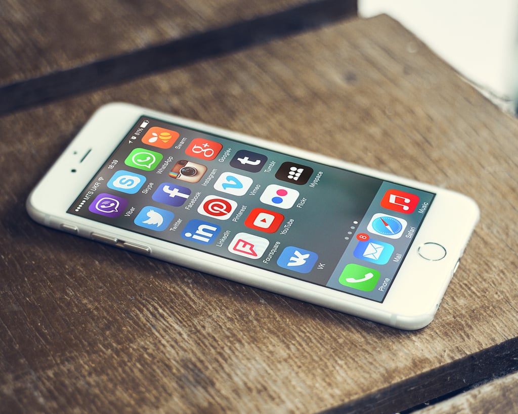 Ikoner for TikTok, Instagram, Snapchat og andre sosiale medier på en telefonskjerm