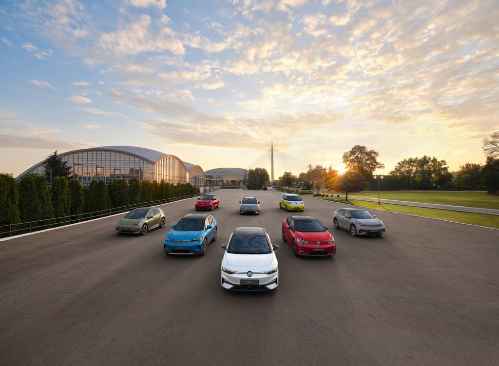 Volkswagens elbiler ID.3, ID.4, ID.5, ID.7 og ID. Buzz oppstilt på en plass i solnedgang