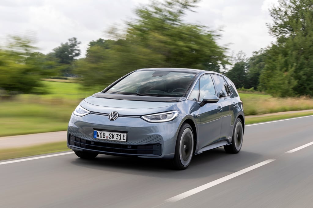 Grå Volkswagen ID.3 i fart på en landevei med trær i bakgrunnen