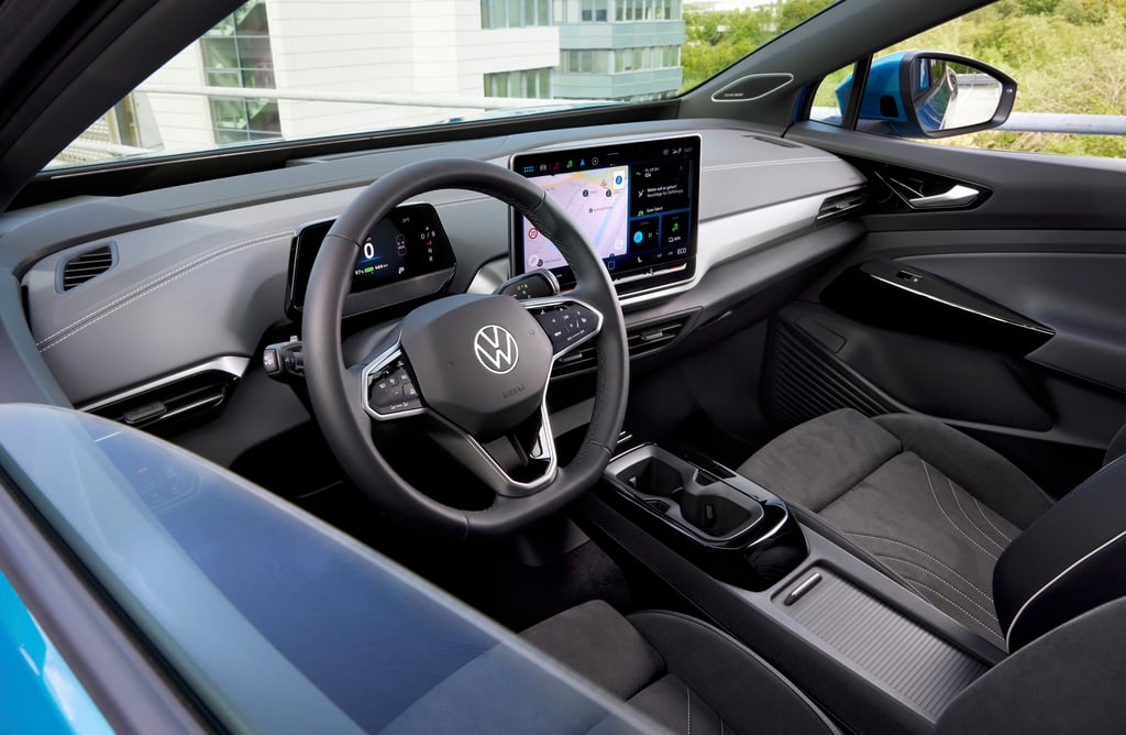 Ratt, instrumentskjerm og midtskjerm i en Volkswagen ID.4 med blå lakk