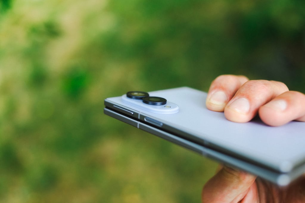 Z Fold8 delvis brettet i flex-modus med kamerasøker mot fotografen.