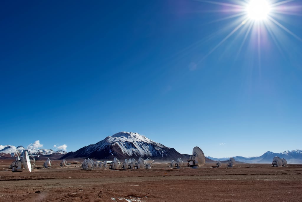 ALMA-antennene på Chajnantor-platået under sterk sol