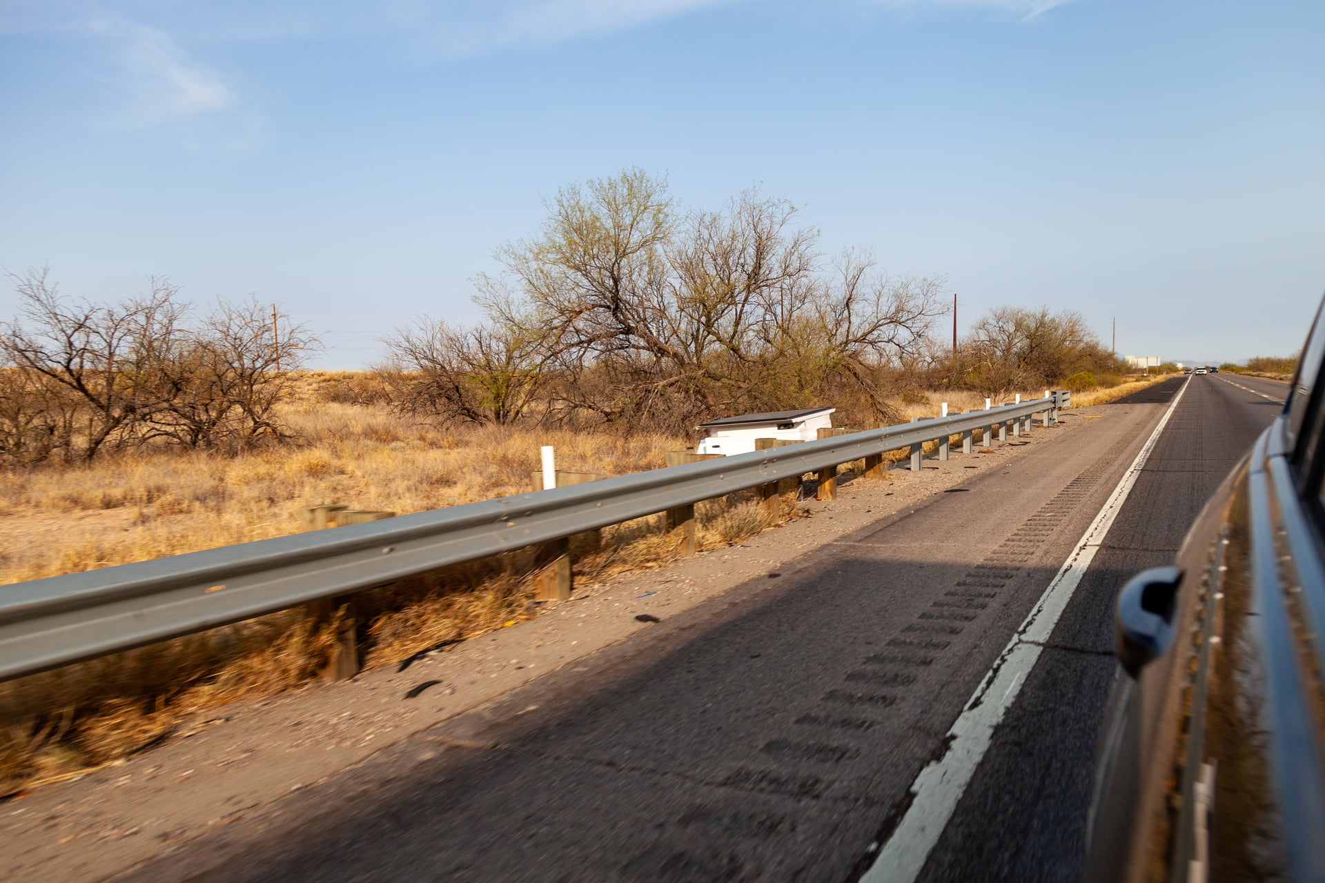 Kamera for automatisk skiltgjenkjenning montert over motorveien Interstate 10 i Arizona