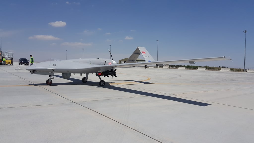 Bayraktar TB2-drone parkert på bakken med vinger og propell synlig