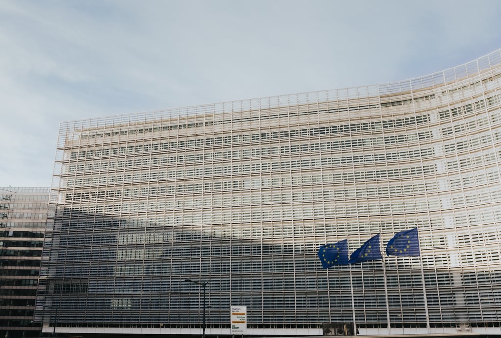 Berlaymont-bygningen i Brussel med EU-flaggene vaiende foran hovedinngangen