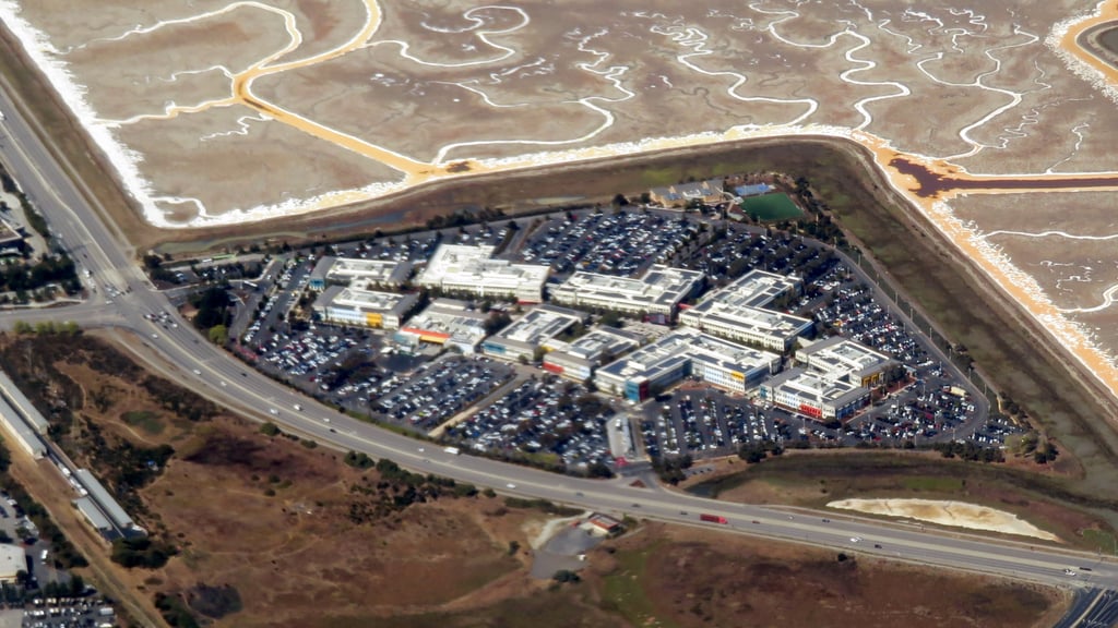 Luftfoto av Facebooks campus i Menlo Park med kontorbygg og parkeringsplasser