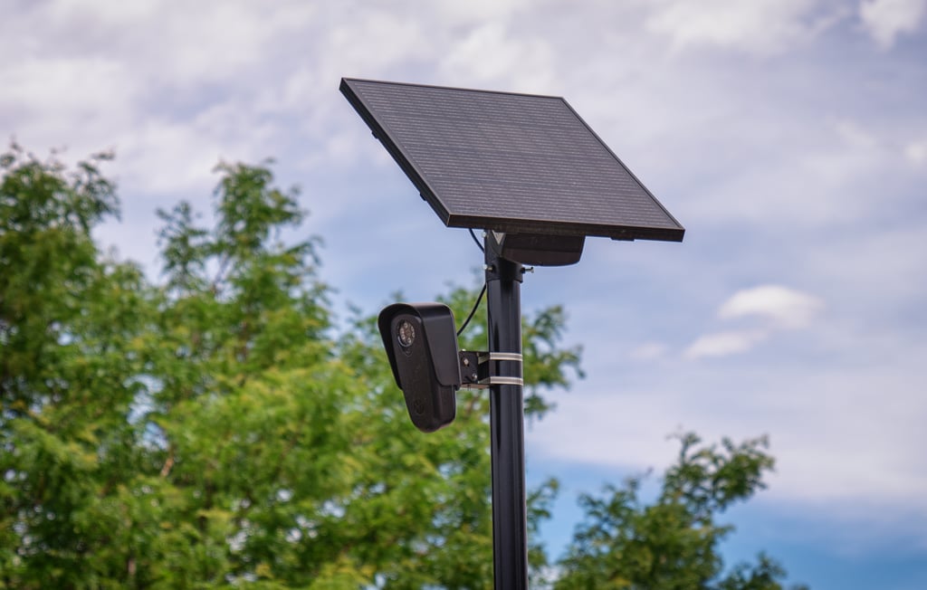 Flock Safety-kamera for automatisk skiltgjenkjenning montert på stolpe utenfor en butikk i Colorado