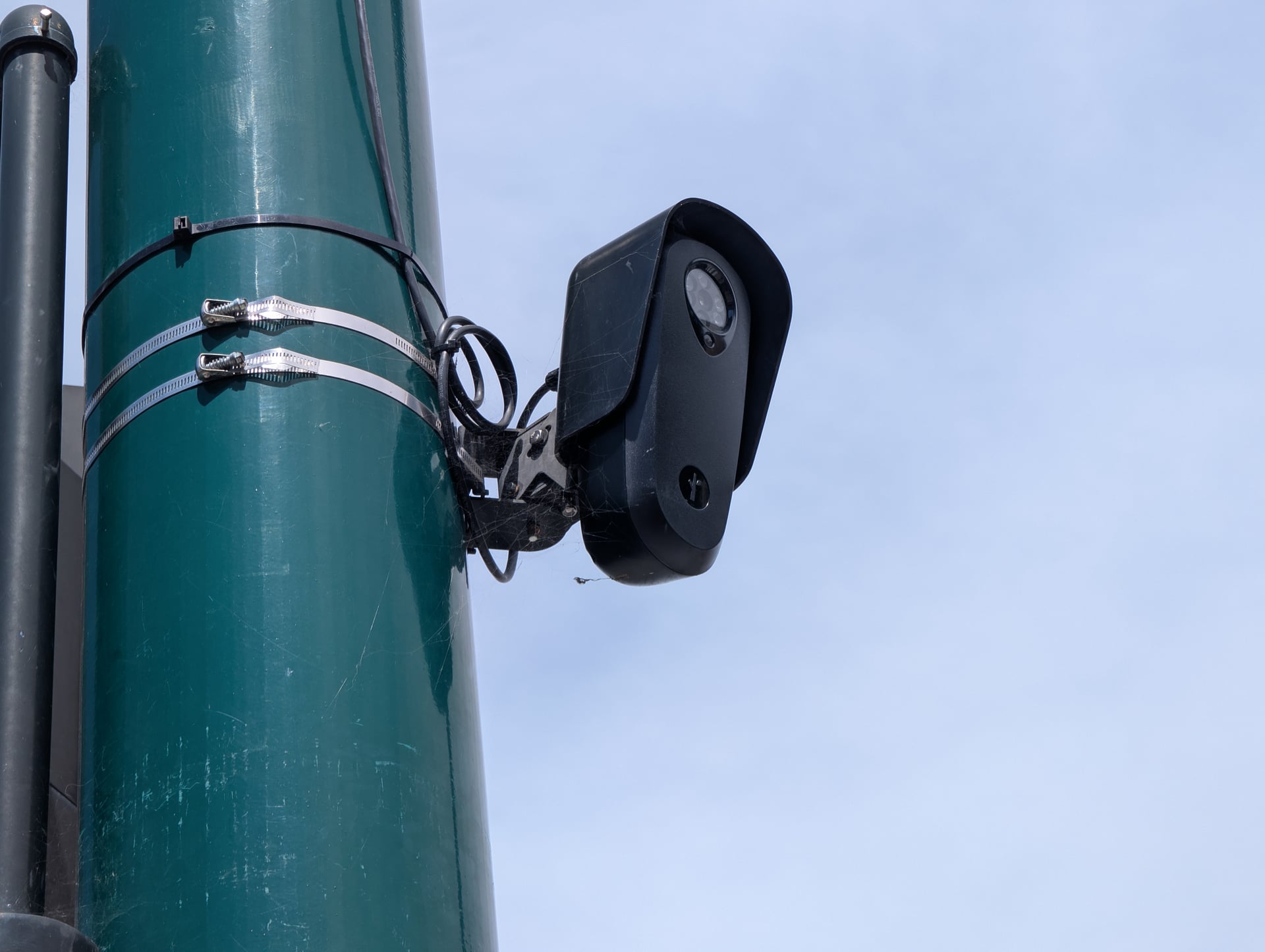 Flock Safety-kamera montert i et veikryss i Hayward i California