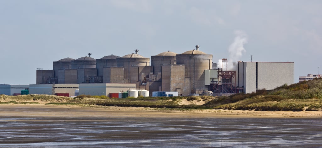 Gravelines kjernekraftverk sett fra sjøsiden med reaktorbygningene på rekke