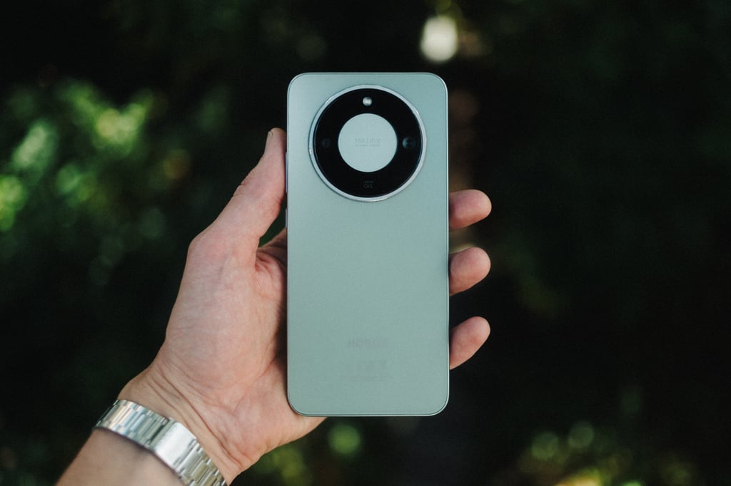 Honor Magic8 Lite liggende flatt på et bord