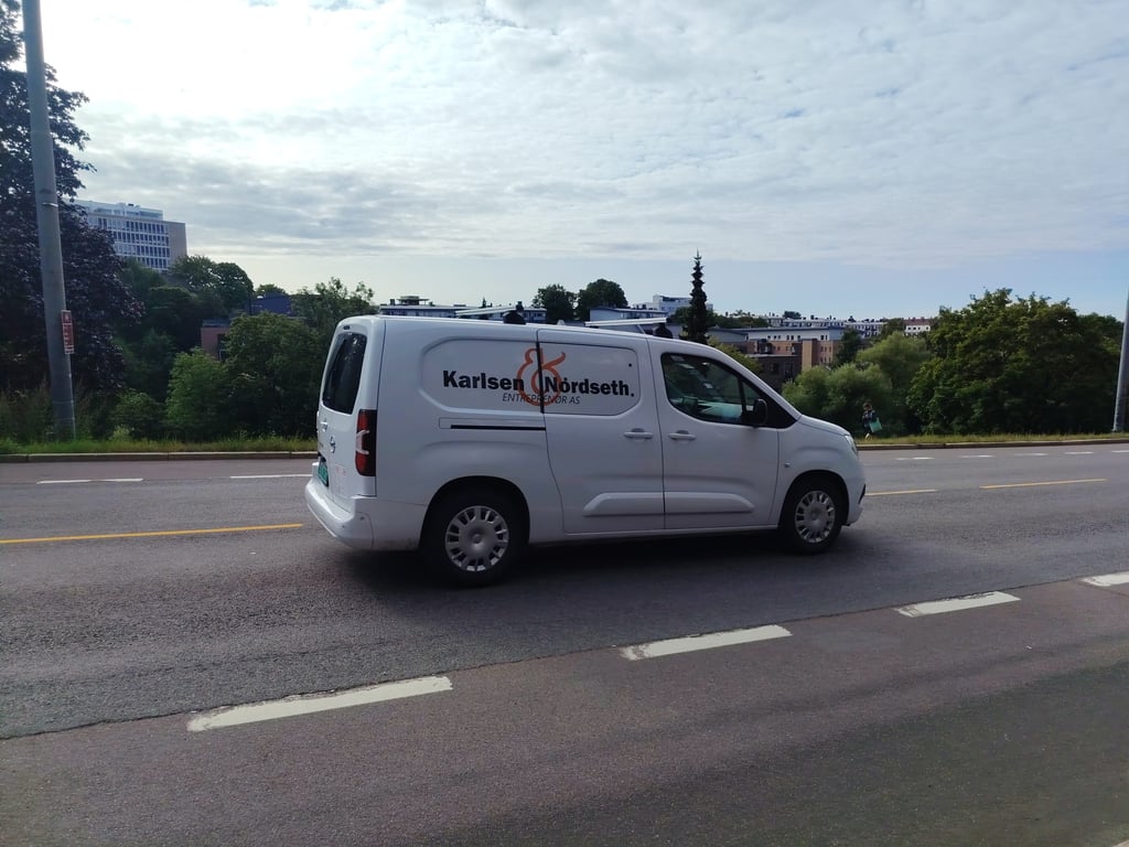 Bil i bevegelse fotografert med Honor Magic8 Lite