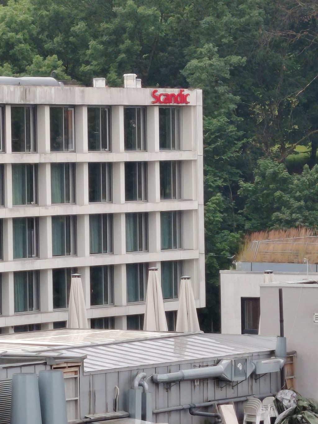 Bygning fotografert på 10x zoom med Honor Magic8 Lite