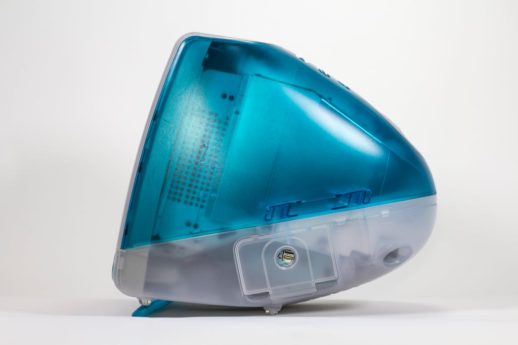 Blå iMac G3 fra Apple sett fra siden, en av maskinene folk satt ved da Myspace var størst