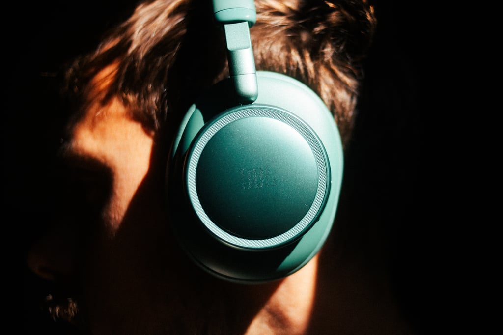 Øreklokken på JBL Live 780NC sett ovenfra mens den sitter på hodet til testeren