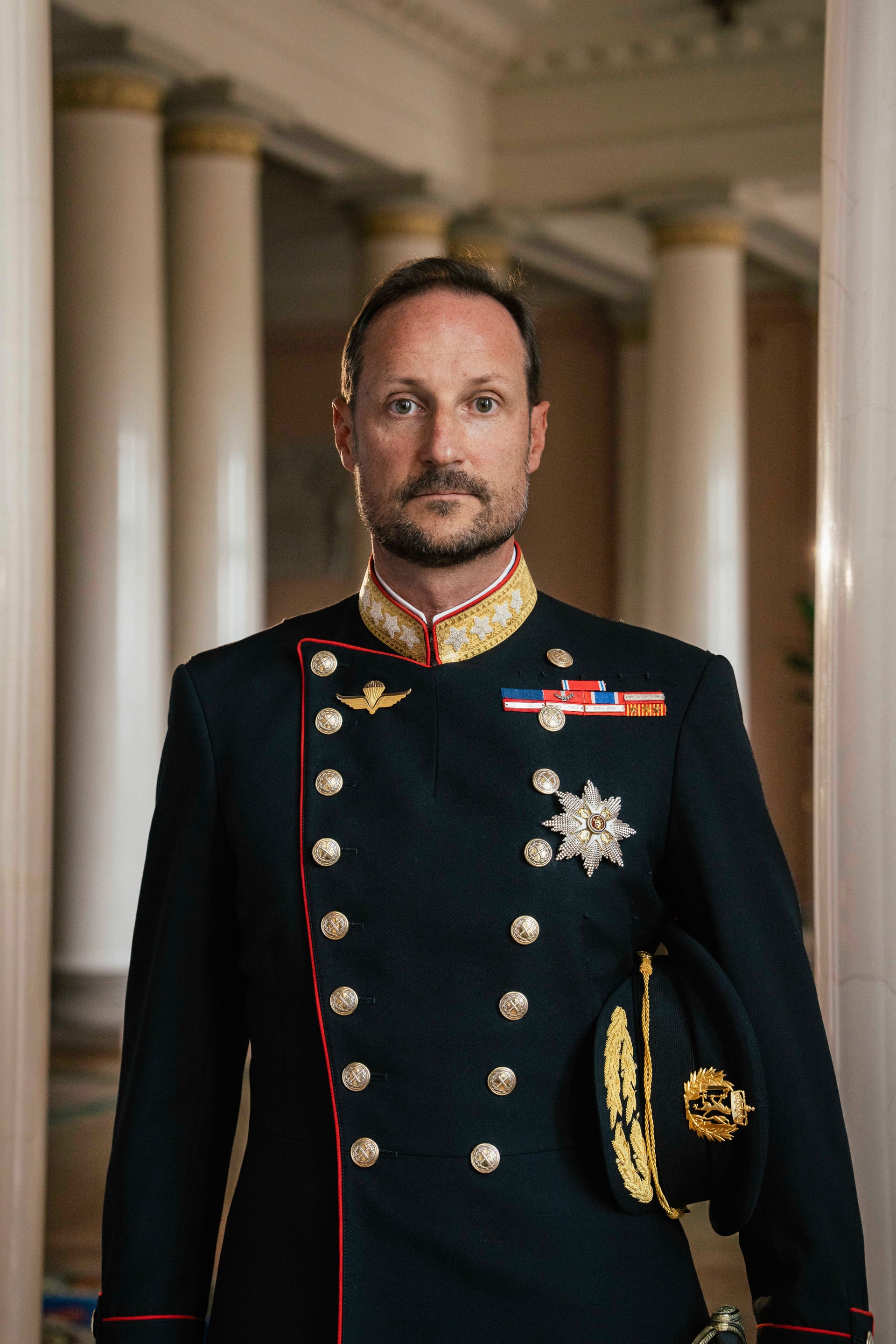 Kong Haakon VIII i mørk gallauniform med ordensstjerne, helfigur på Slottet