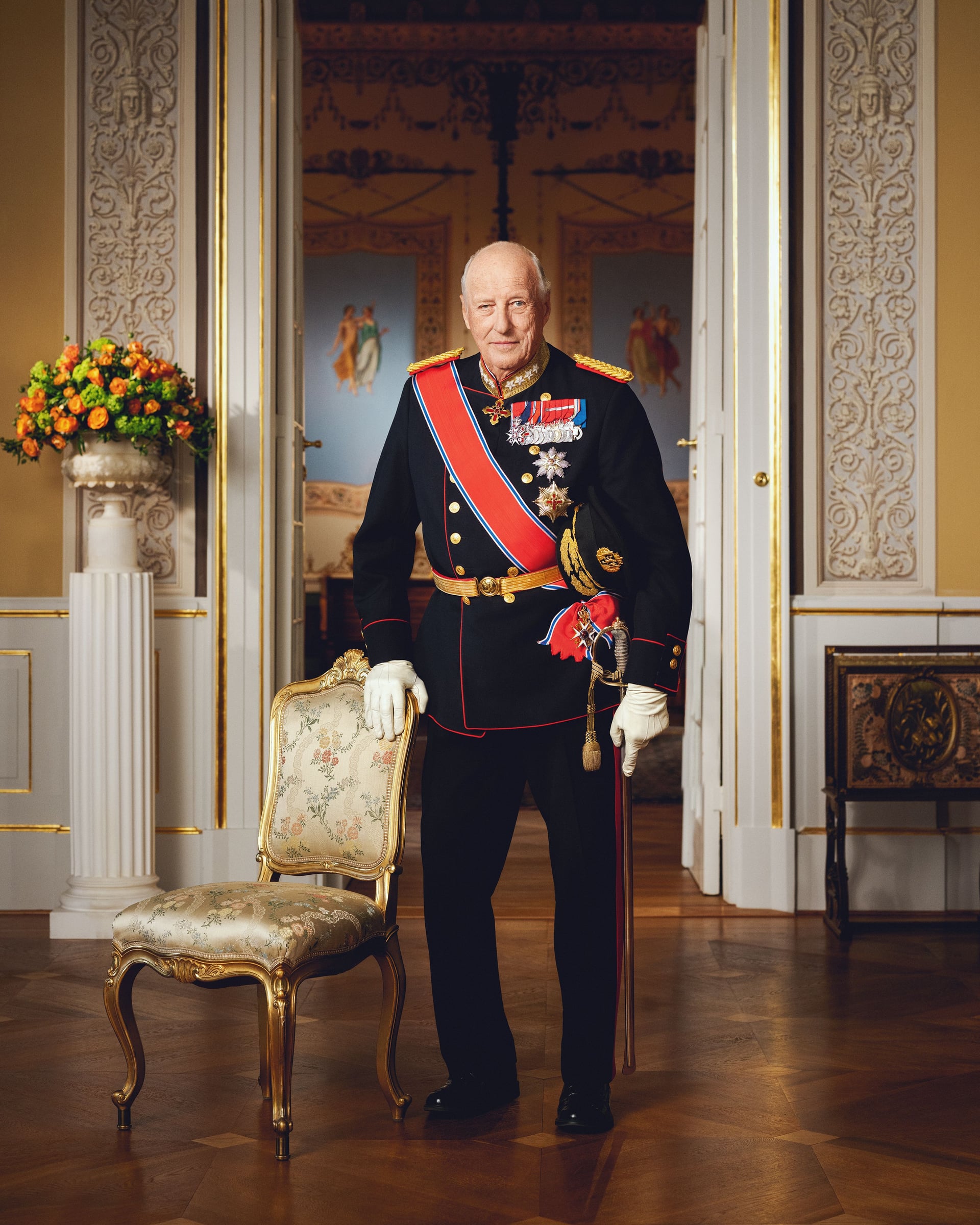 Kong Harald i gallauniform med ordensbånd og sabel, helfigur på Slottet